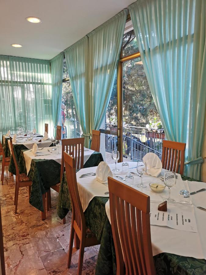 Hotel Pine Beach ロゾリーナ・マーレ エクステリア 写真