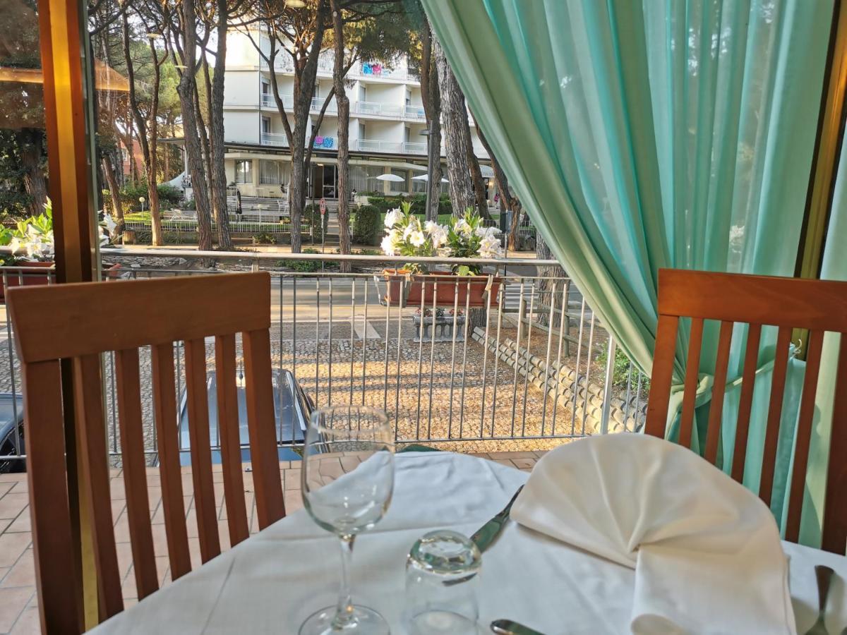 Hotel Pine Beach ロゾリーナ・マーレ エクステリア 写真