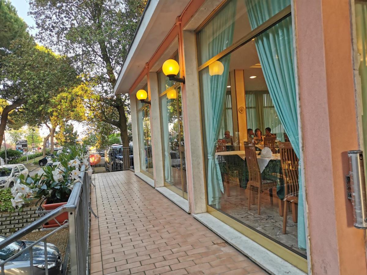 Hotel Pine Beach ロゾリーナ・マーレ エクステリア 写真