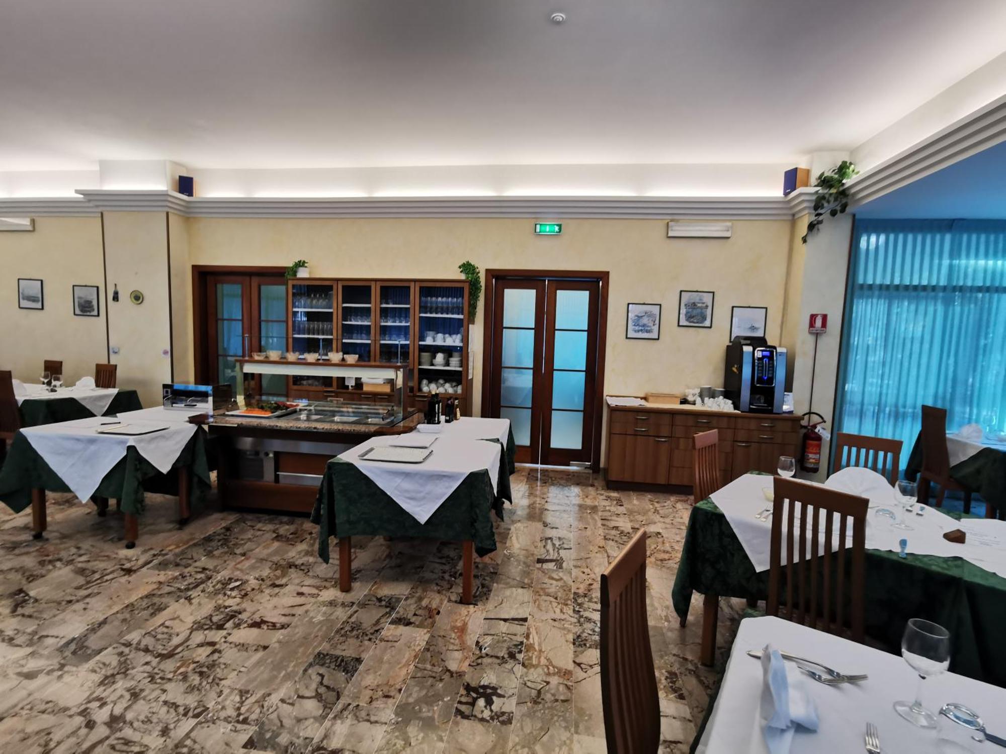Hotel Pine Beach ロゾリーナ・マーレ エクステリア 写真